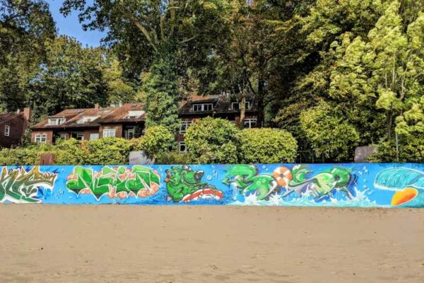 Bemalte Mauer am Elbstrand: Von Hamburg zum Herzen der Riviera