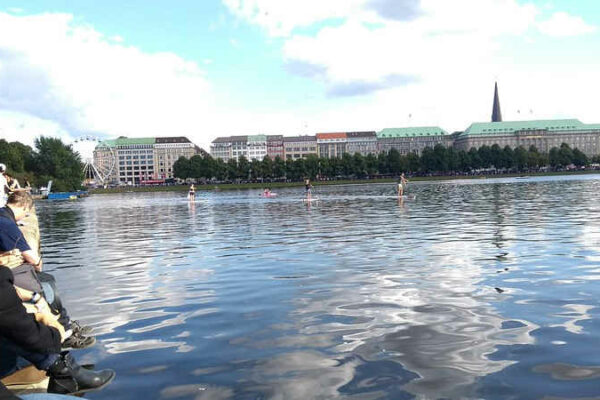 Die Binnenalster in Hamburg als Ort von Freizeitspaß im Sommer in Hamburg
