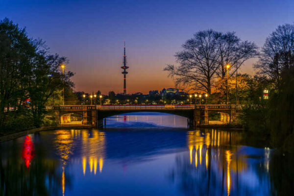 Hauskauf im wunderschönen Hamburg symbolisiert durch einen zauberhaften Abend an der Außenalster mit Blick auf den Fernsehturm