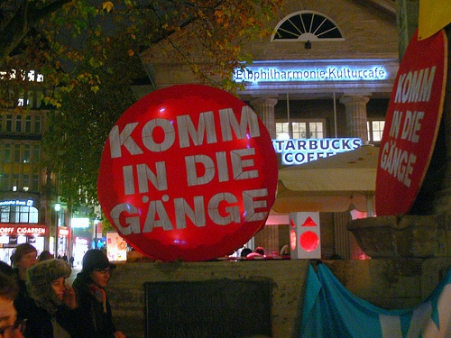Protest am Mönckebergbrunnen