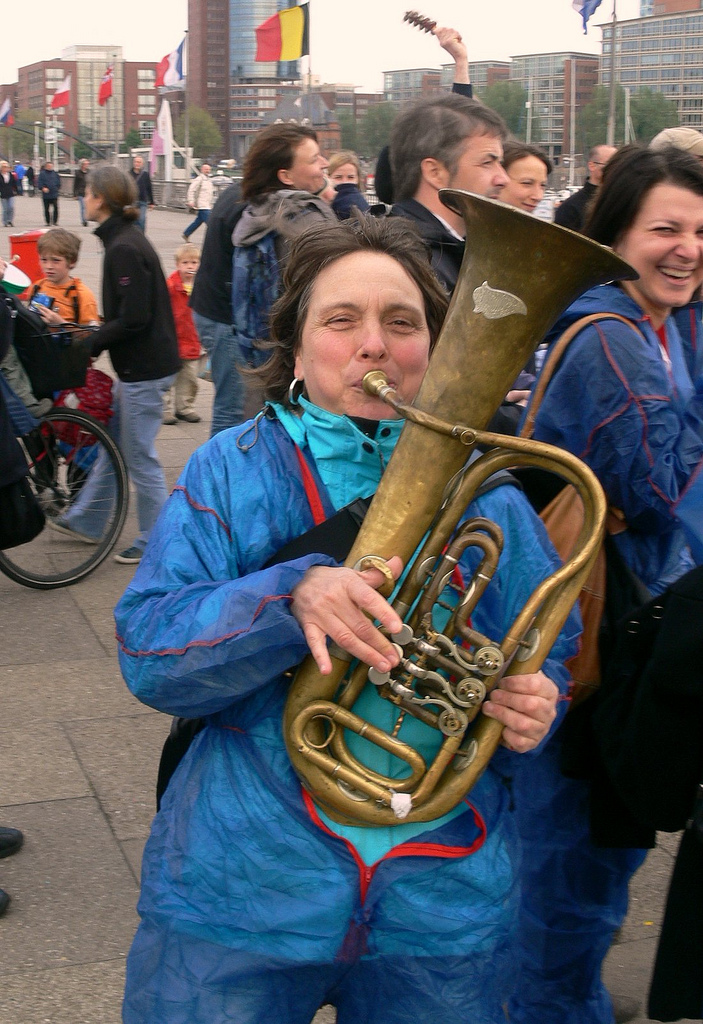 Tuba-Bläserin an den Hamburger Landungsbrücken beim Kinderkonzert