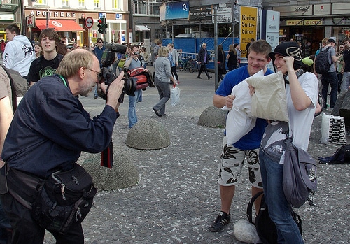 Pillow Fighters beim Pillow Fight 2011 am Gansemarkt Hamburg