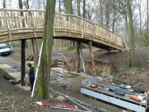 Mehr über den Artikel erfahren Einweihung der Knüppelbrücke im Jenischpark