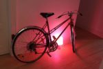 Beleuchtetes Fahrrad in Altbau-Wohnung