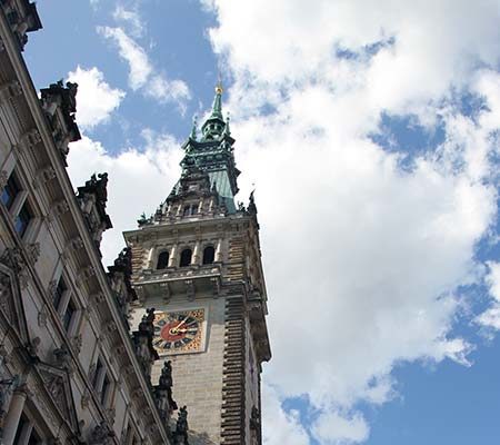 Pünktlichkeit um das Hamburger Rathaus