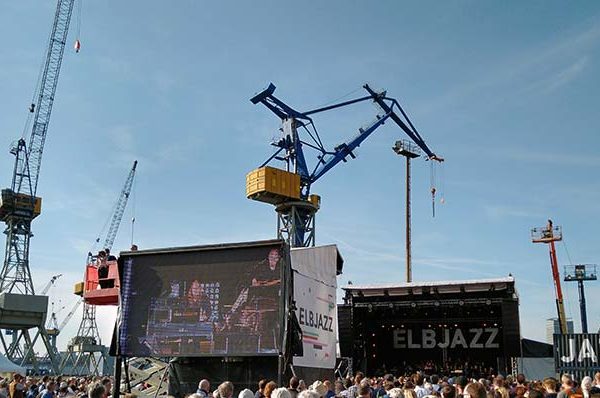Das ELBJAZZ-Festival im Hamburger Hafen bei Blohm & Voss im Sommer in Hamburg