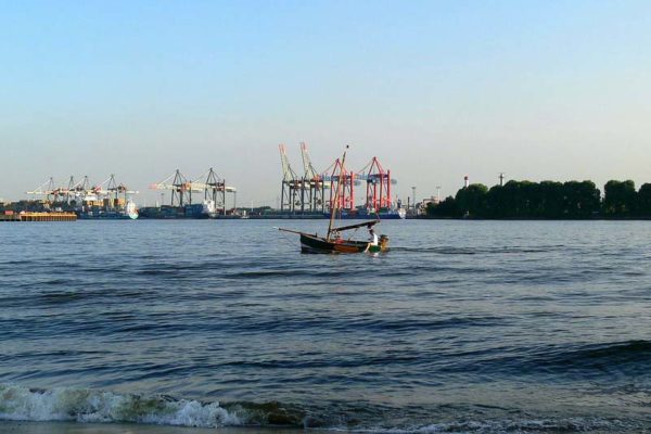 Jahresrückblick vom Elbstrand: Segler im Hafen