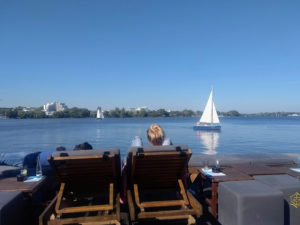 Relaxen im Sommer auf einem Alster-Steg