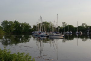 Segelboot auf der Dove-Elbe in Hamburg