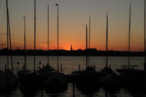 Sundown durch die Segelmaster an der Hamburger Alster