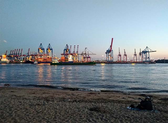 Umzug nach Hamburg: Hamburger Hafen - Elbufer