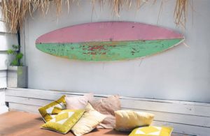 DOCK 3 Beachclub mit Surfbrett - Foto Anja Menzel