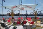 DOCK 3 Beachclub: Aussicht auf die Docks von Blohm & Voss