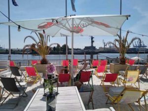DOCK 3 Beachclub: Aussicht auf die Docks von Blohm & Voss