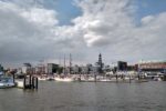 Der Hamburger Hafen am Baumwall. Vorne der Yachthafen, dahinter der Michel. Der Himmel ist bewölkt