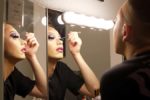 Ein Transvestit schminkt sich in der DOKU Reeperbahn privat! Das wahre Leben auf dem Kiez