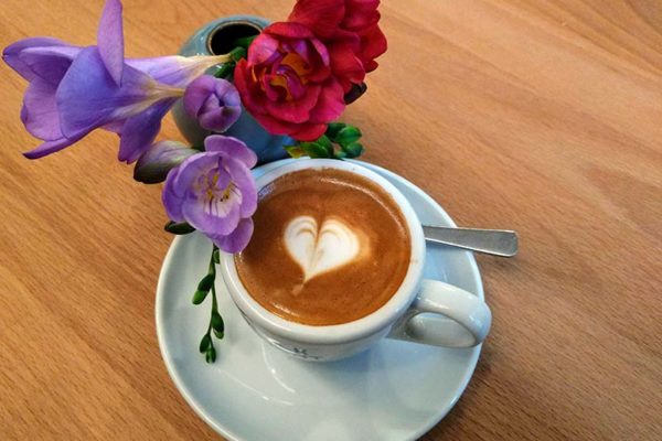 Eine Tasse Espresso mit Blumen. Hamburg ist Kaffeestadt für Kaffeeliebhaber