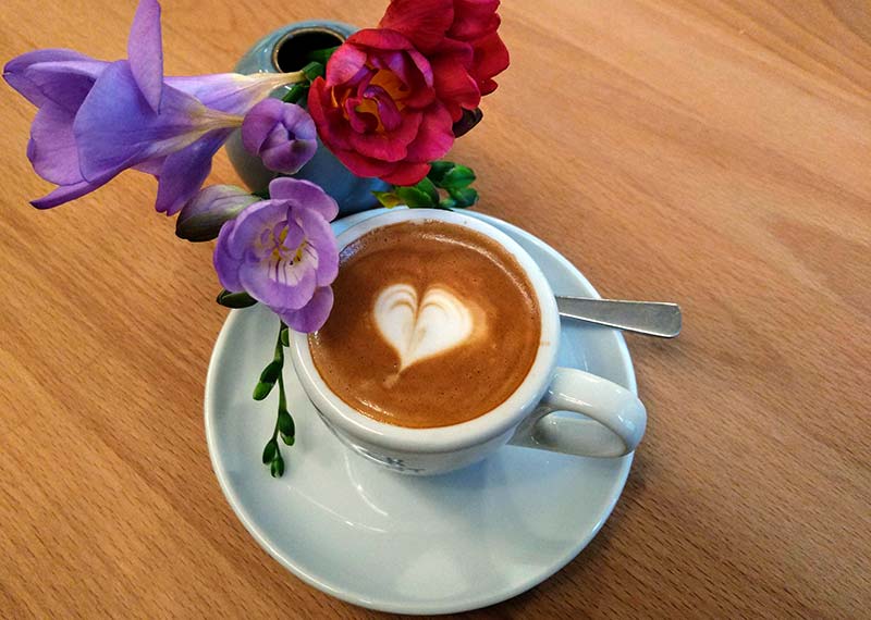 Eine Tasse Espresso mit Blumen. Hamburg ist Kaffeestadt für Kaffeeliebhaber