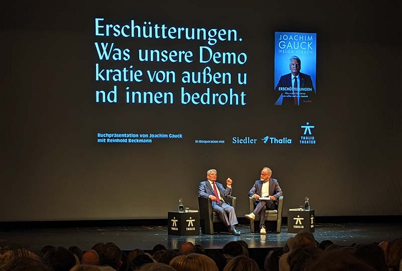 Erschütterungen: Joachim Gauck zusammen mit Reinhold Beckmann auf der Bühne des Thalia Theaters bei seiner Buchvorstellung im Mai 2023