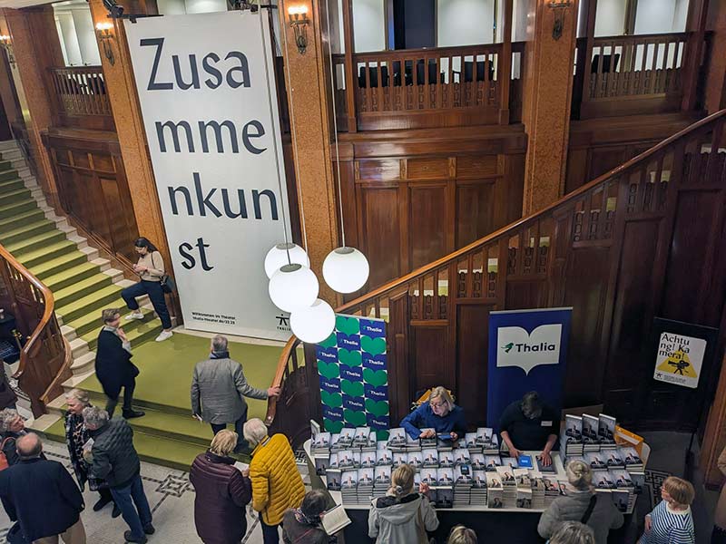 Zusammenkunst: Buchverkauf von Joachim Gaucks ERSCHÜTTERUNGEN im Thalia Theater