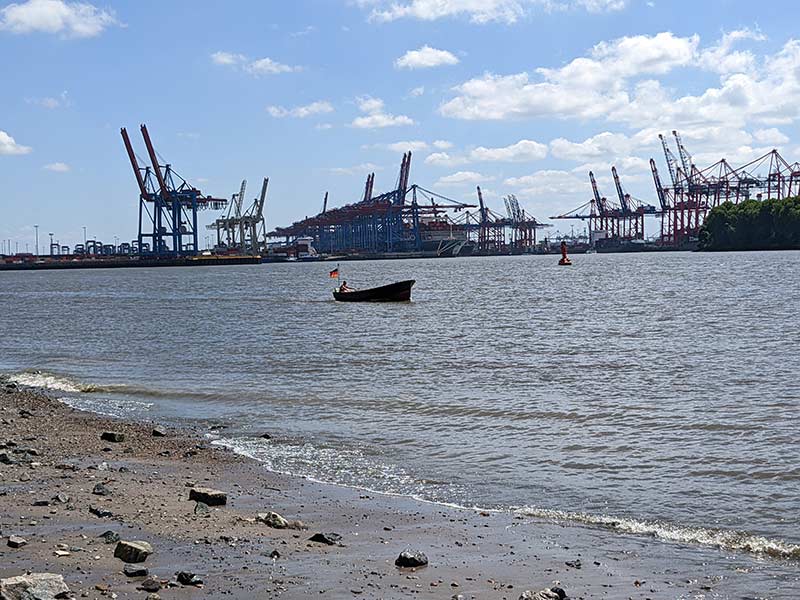 Kleines Boot im Hamburger Hafen: Hafenoasen