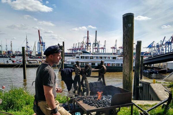 Grillen am Hafen bei einem Sommerfest in Hamburg