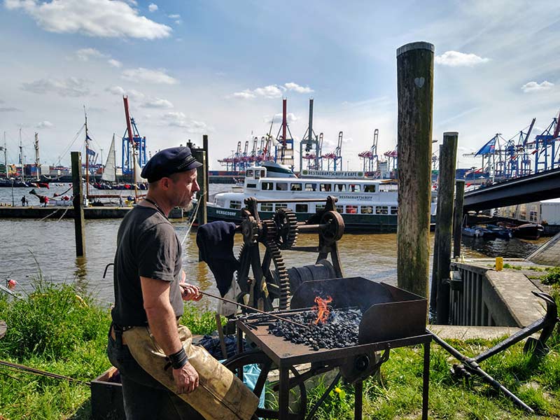 Grillen am Hafen bei einem Sommerfest in Hamburg