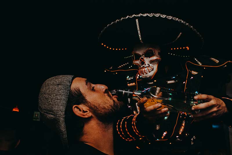Halloween Partys in Hamburg: Der mexikanische Tod flößt einem Mann Tequila ein