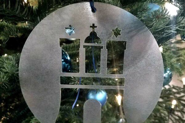Hamburgs Weihnachtsmärkte Symbolbild: Eine Christbaumkugel mit Hamburg-Emplem hängt am Weihnachtsbaum