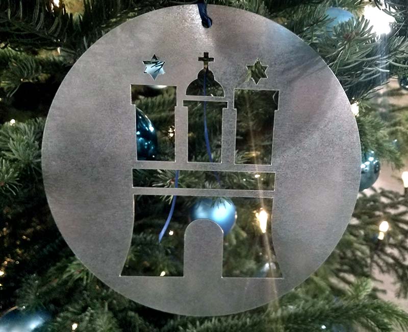 Hamburgs Weihnachtsmärkte Symbolbild: Eine Christbaumkugel mit Hamburg-Emplem hängt am Weihnachtsbaum