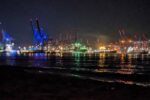 Der Hamburger Container-Hafen bei Nacht. Das Bild repräsentiert den Beitrag: SOMMER IN HAMBURG Jahresrückblick 2023 - Die Highlights 2024