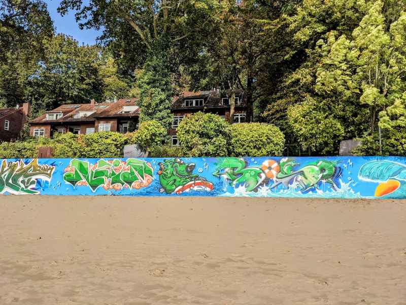 Bemalte Mauer am Elbstrand: Von Hamburg zum Herzen der Riviera