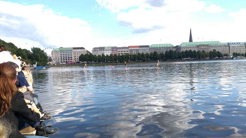 Die Binnenalster in Hamburg als Ort von Freizeitspaß im Sommer in Hamburg