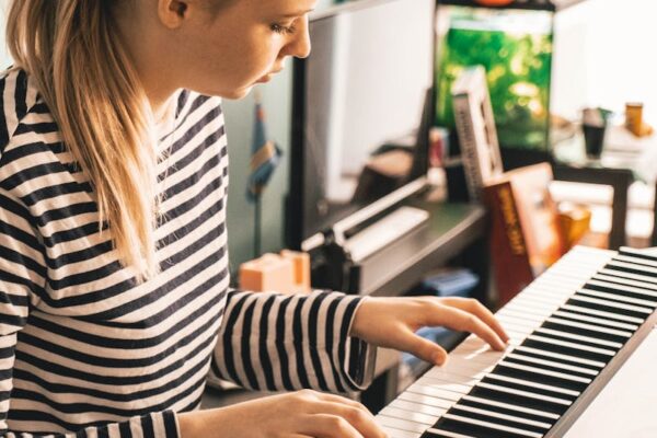 Erkunden und Bewertung von digitalen Klavier Lernplattformen