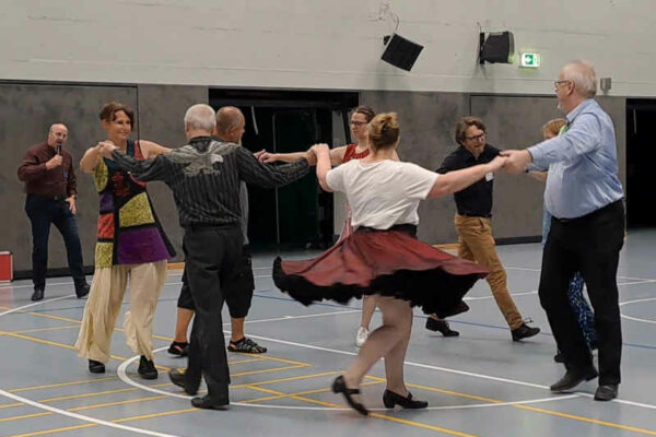 Square Dance in einem Gruppenkreis in einer Turnhalle in Hamburg-Harburg