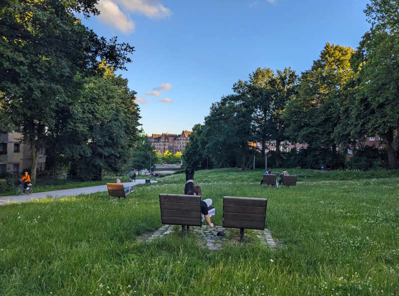 Ein Park zwischen Hauptkirche St. Trinitatis in Altona und dem Fischmarkt St. Pauli am Wochenende in Hamburg