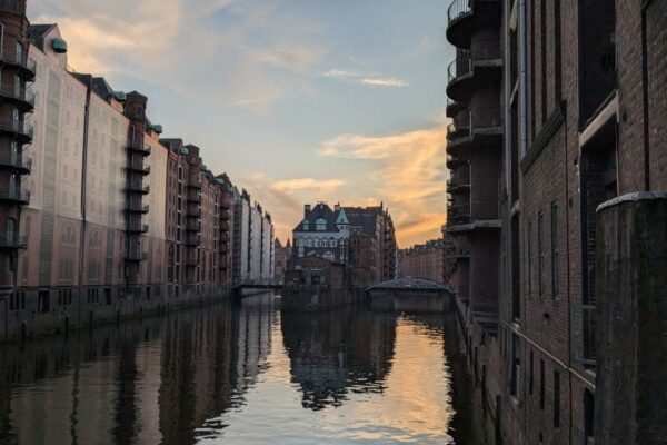 Fleet in der Hamburger Speicherstadt am Wochenende in Hamburg