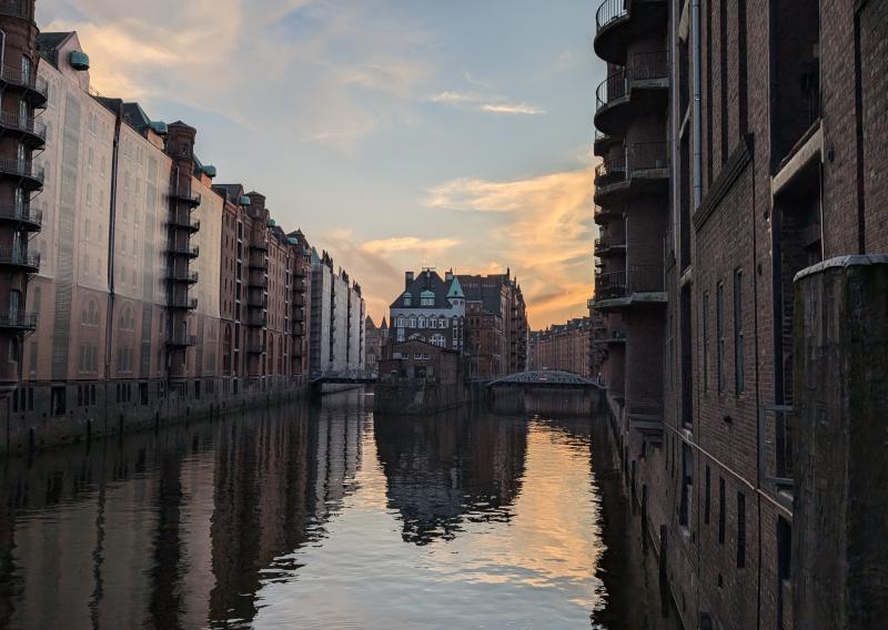 Fleet in der Hamburger Speicherstadt am Wochenende in Hamburg