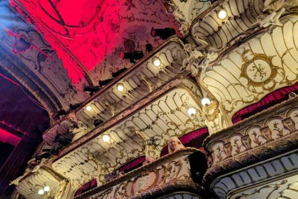 Hamburger Theaternacht: Balkon mit Gästen im Deutschen Schauspielhaus in Hamburg