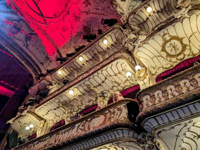 Hamburger Theaternacht: Balkon mit Gästen im Deutschen Schauspielhaus in Hamburg