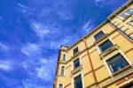 Altbau mit blauem Himmel in Hamburg. Sinnbild für die Trends für den urbanen Lebensstil