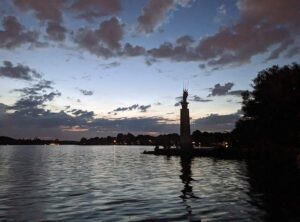 Das Schwanenwik an der Alster im Sonnenuntergang. Salsa-Tanzen hier soll verboten werden. Die Community wehrt sich