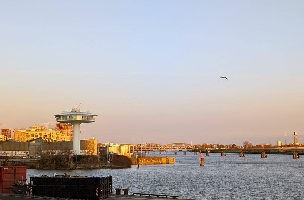 HafenCity Elbe Richtung Elbrücken in Hamburg. Hier gibt es die "Wortflut"!
