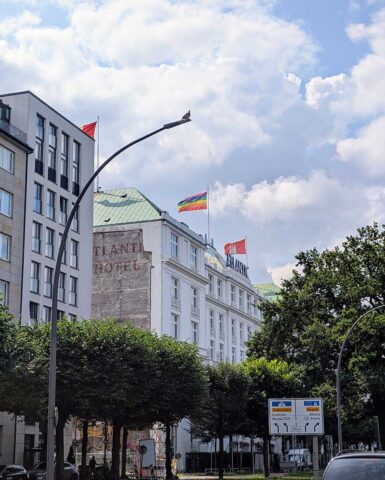 Das Hotel Atlantik an der Alster flaggt für die Pride Week Hamburg 2025