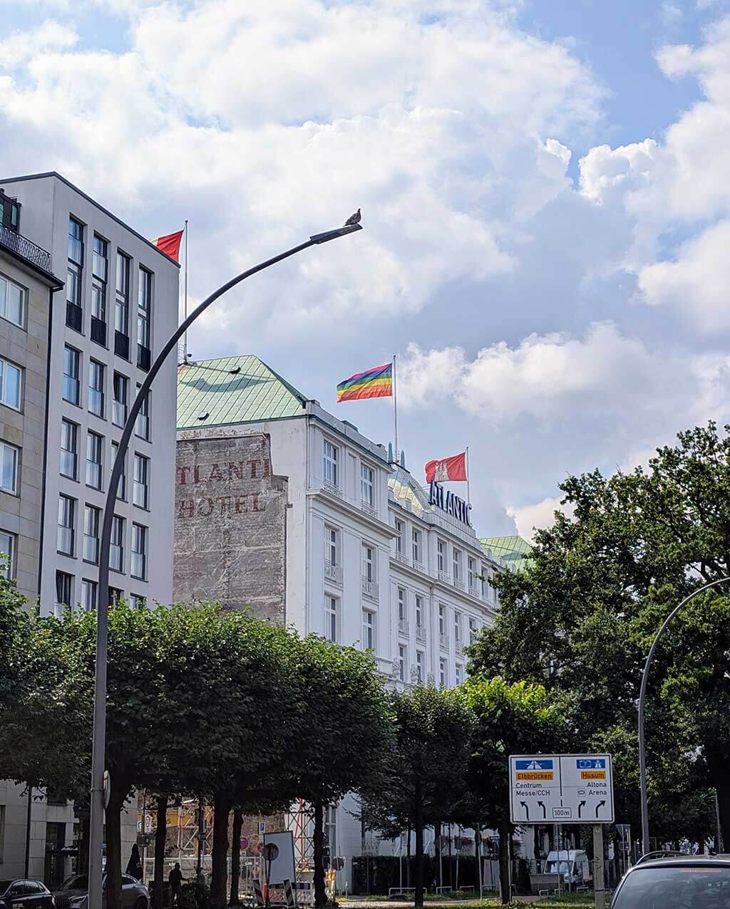 Das Hotel Atlantik an der Alster flaggt für die Pride Week Hamburg 2025