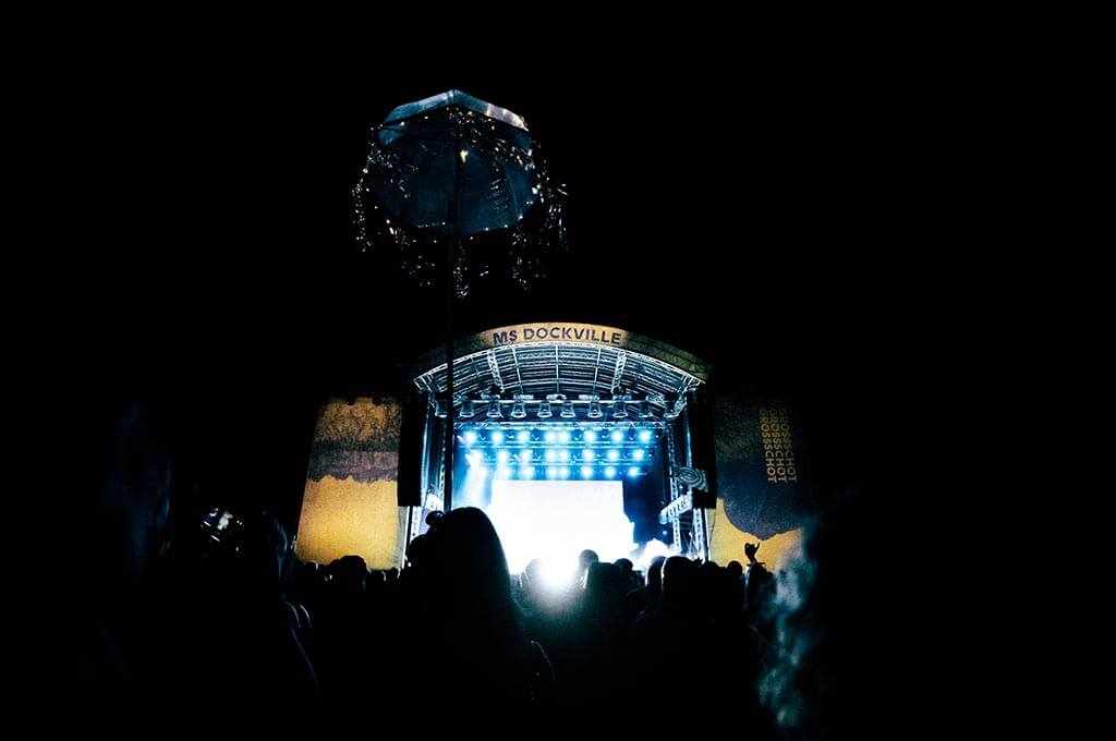 MS Dockville Festival Bühne bei Nacht