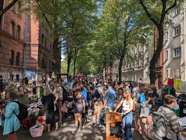 Helenenviertelfest & Aalfest und Fest am Helenenstift: Der Flohmarkt im Zeiseweg ist immer gut besucht