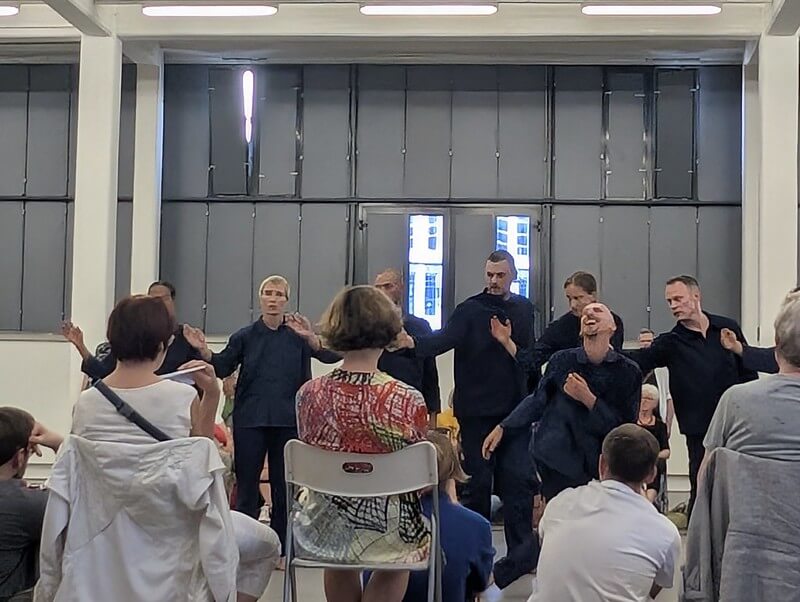 Zuschauen und TänzerInnen bei NAVY BLUE