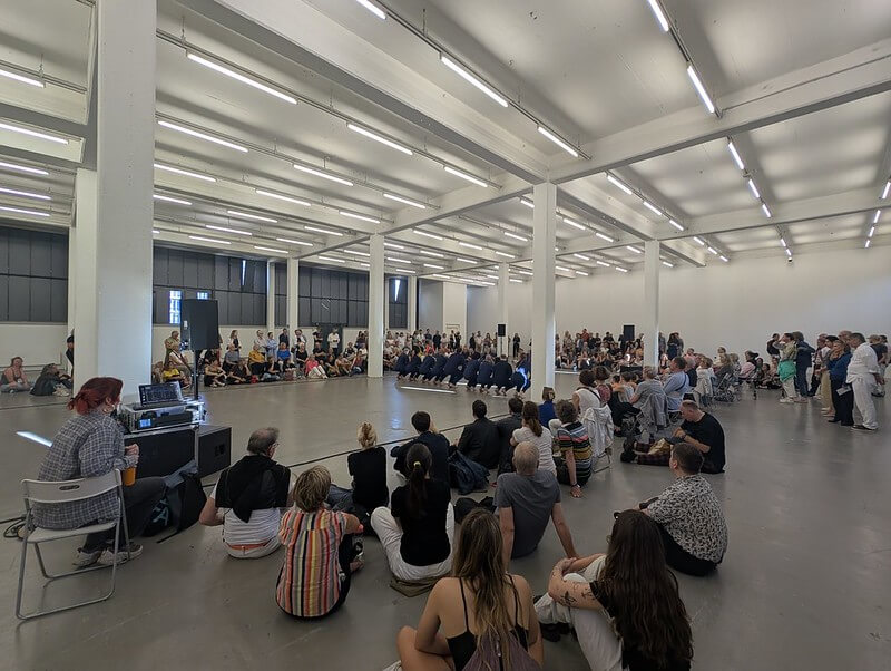 Die Ausstellungshalle im Kunstverein für die Tanzperformance von NAVY BLUE 2025