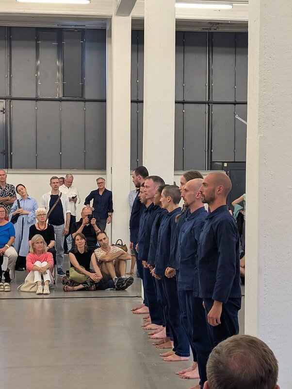 NAVY BLUE TänzerInnen in Reihe